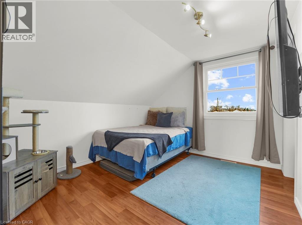 Bedroom featuring vaulted ceiling and light wood-style floors - 420 Waverly Street, Hamilton, ON - Indoor Photo Showing Bedroom