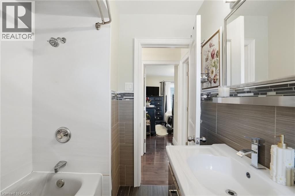 101 Organ Crescent, Hamilton, ON - Indoor Photo Showing Bathroom