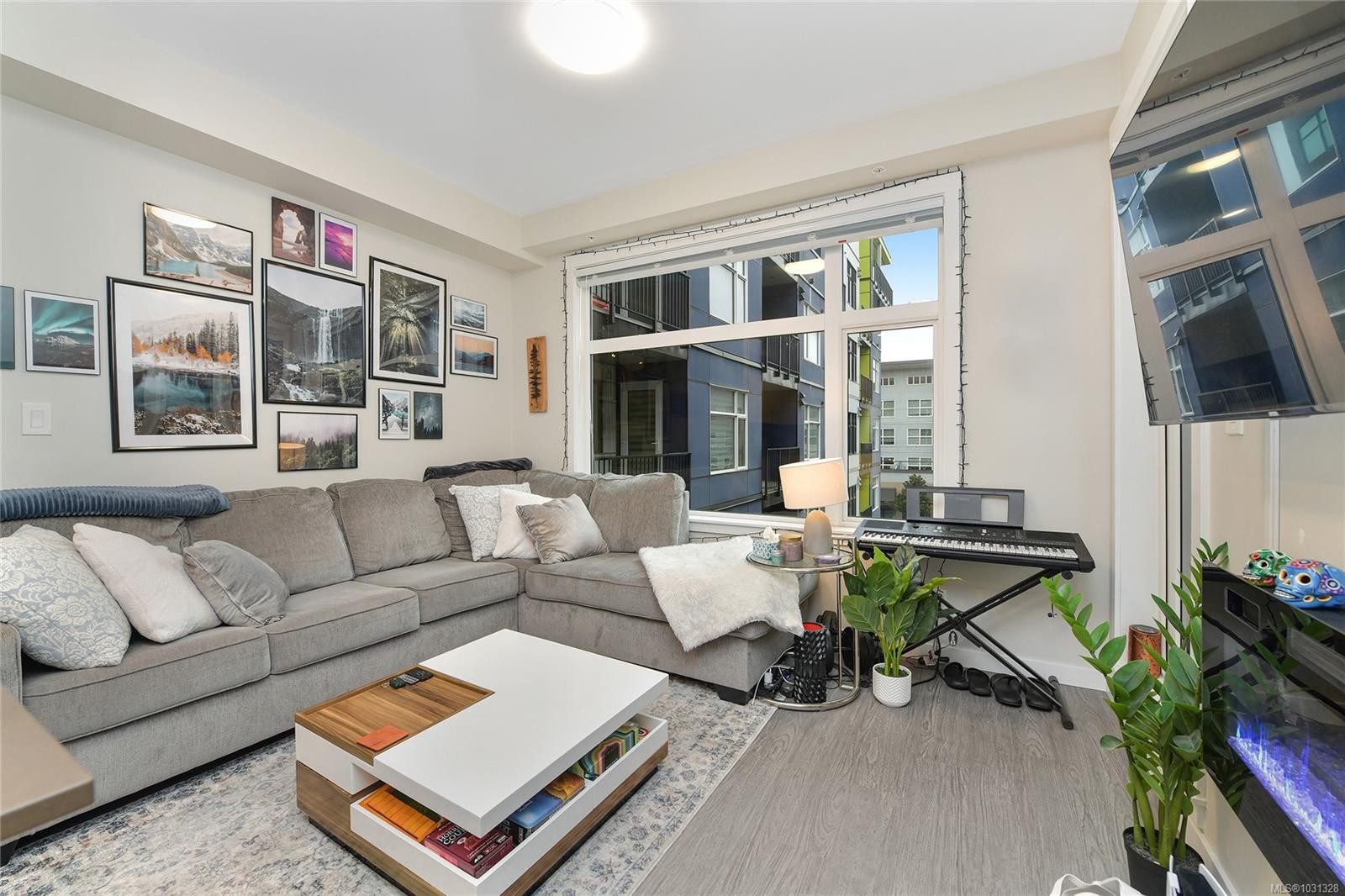 301-2843 Jacklin Rd, Langford, BC - Indoor Photo Showing Living Room