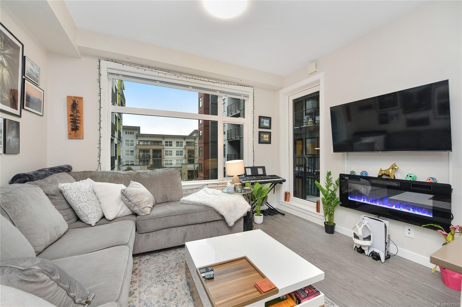 301-2843 Jacklin Rd, Langford, BC - Indoor Photo Showing Living Room