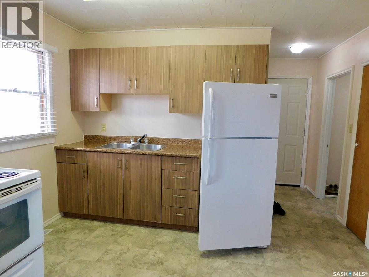 507 2Nd Avenue E, Assiniboia, SK - Indoor Photo Showing Kitchen With Double Sink