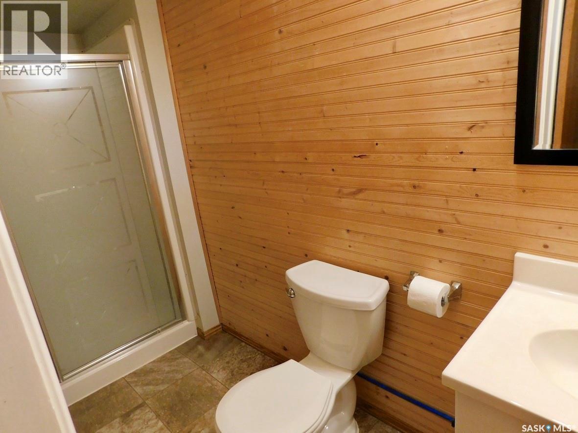 507 2Nd Avenue E, Assiniboia, SK - Indoor Photo Showing Bathroom