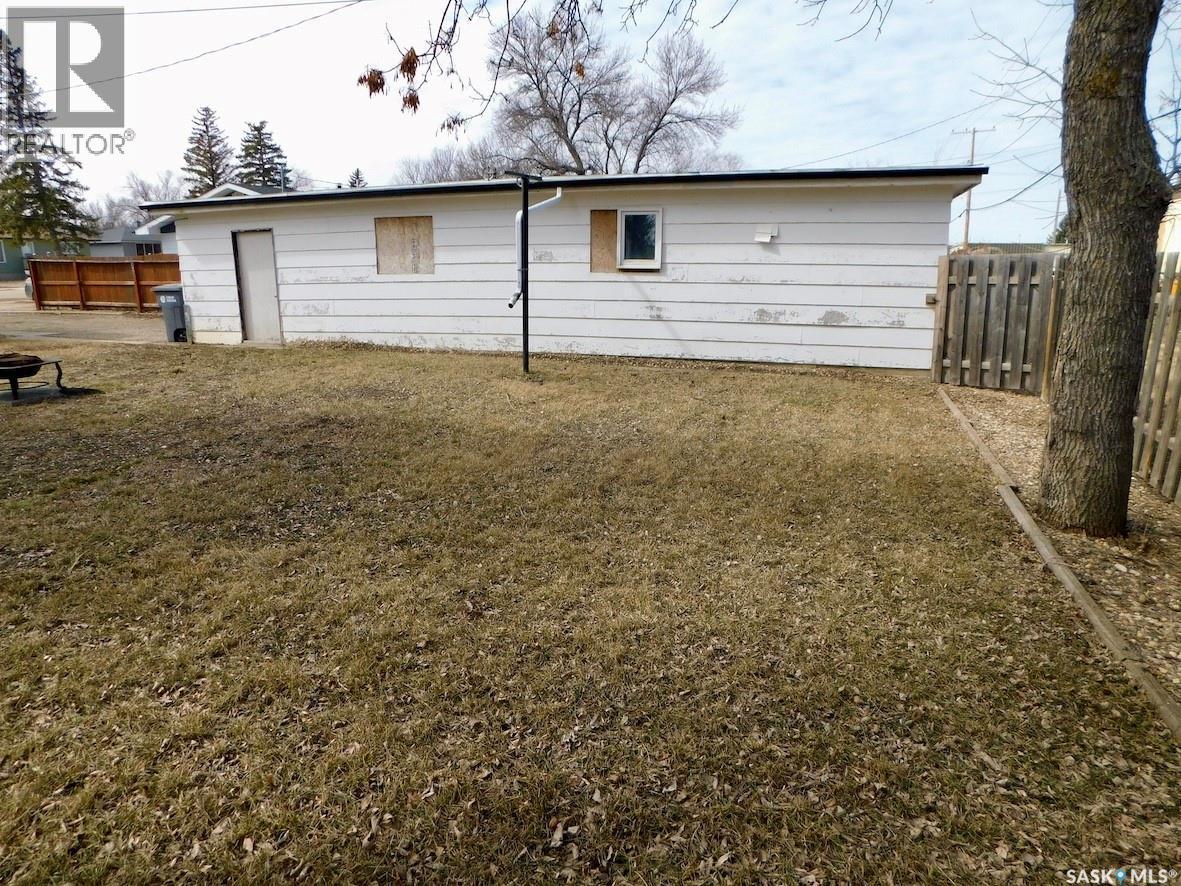 507 2Nd Avenue E, Assiniboia, SK - Outdoor