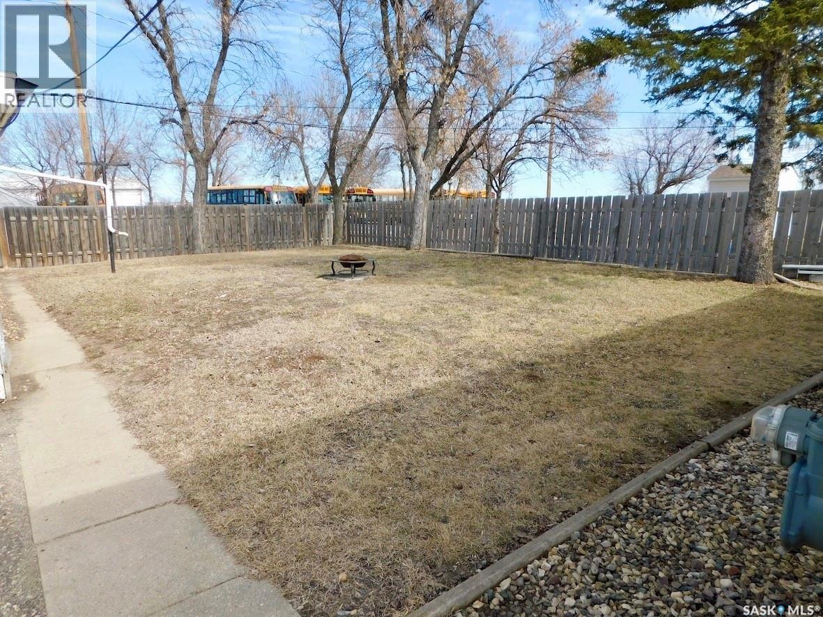 507 2Nd Avenue E, Assiniboia, SK - Outdoor