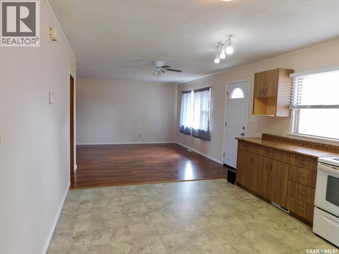507 2Nd Avenue E, Assiniboia, SK - Indoor Photo Showing Kitchen