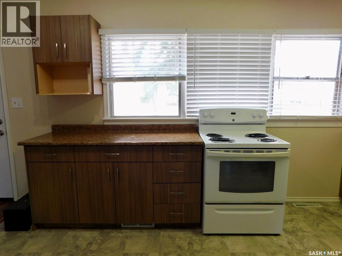507 2Nd Avenue E, Assiniboia, SK - Indoor Photo Showing Kitchen
