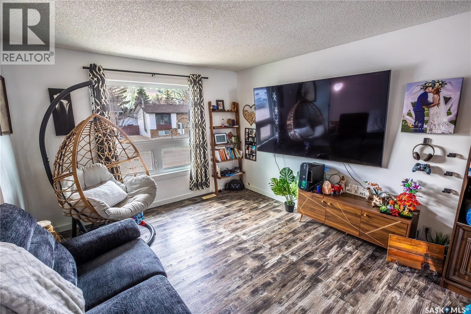 1374 Manitou Crescent, Moose Jaw, SK - Indoor Photo Showing Living Room