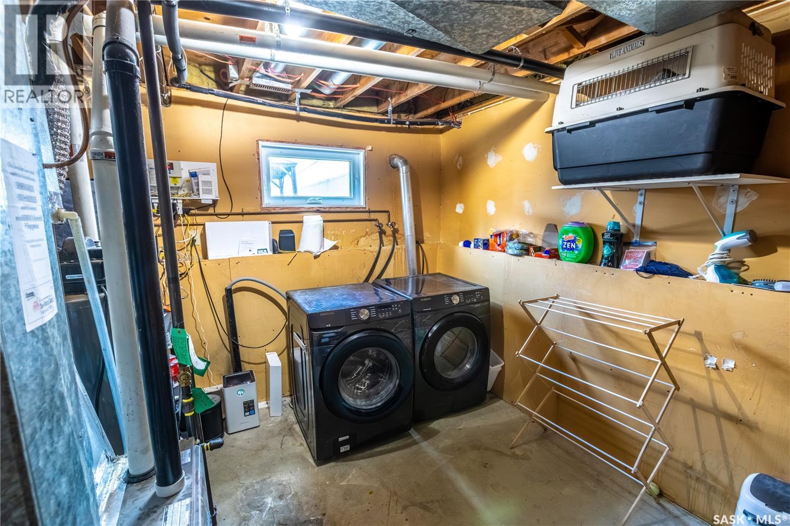 1374 Manitou Crescent, Moose Jaw, SK - Indoor Photo Showing Garage