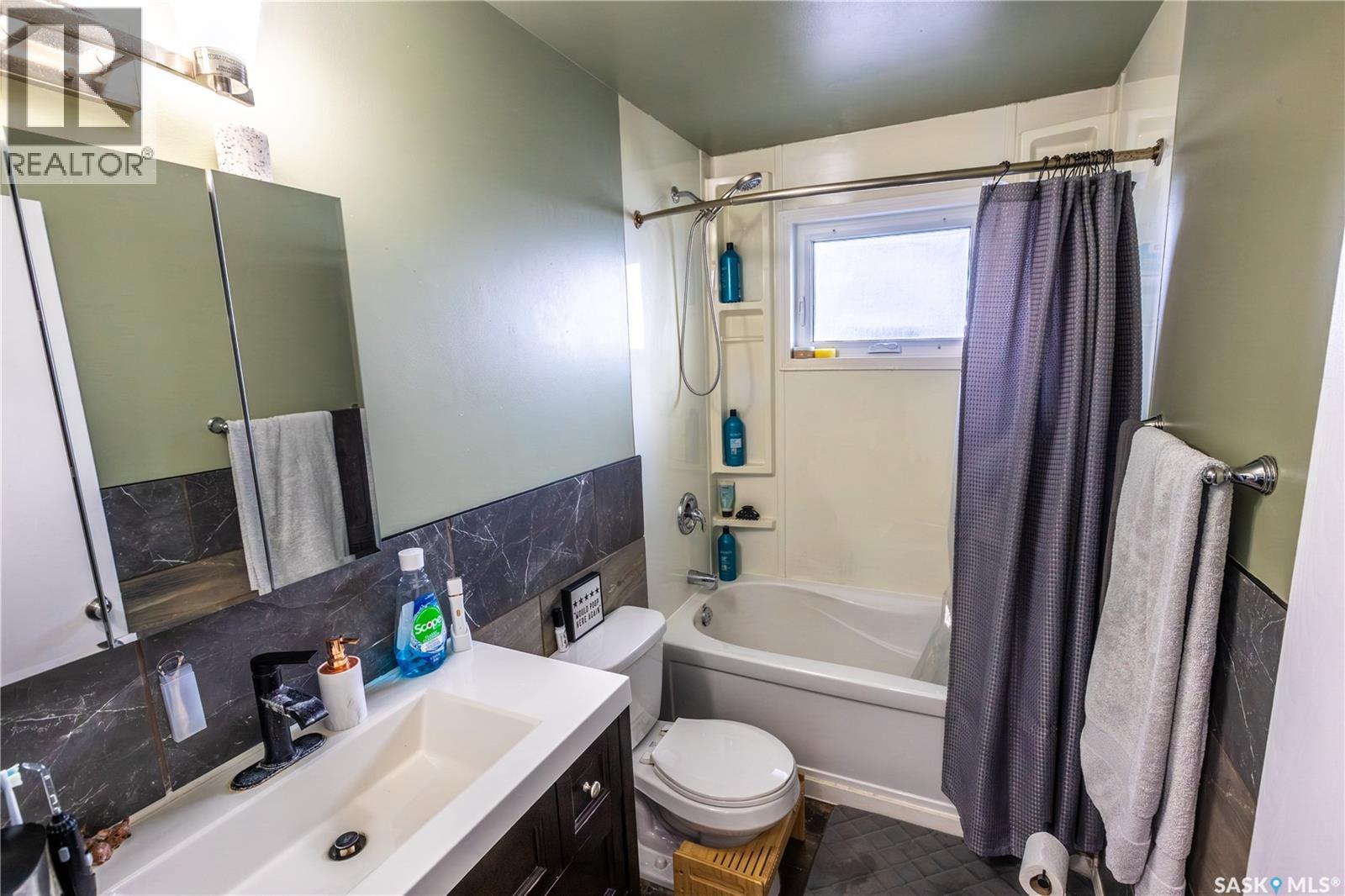 1374 Manitou Crescent, Moose Jaw, SK - Indoor Photo Showing Bathroom