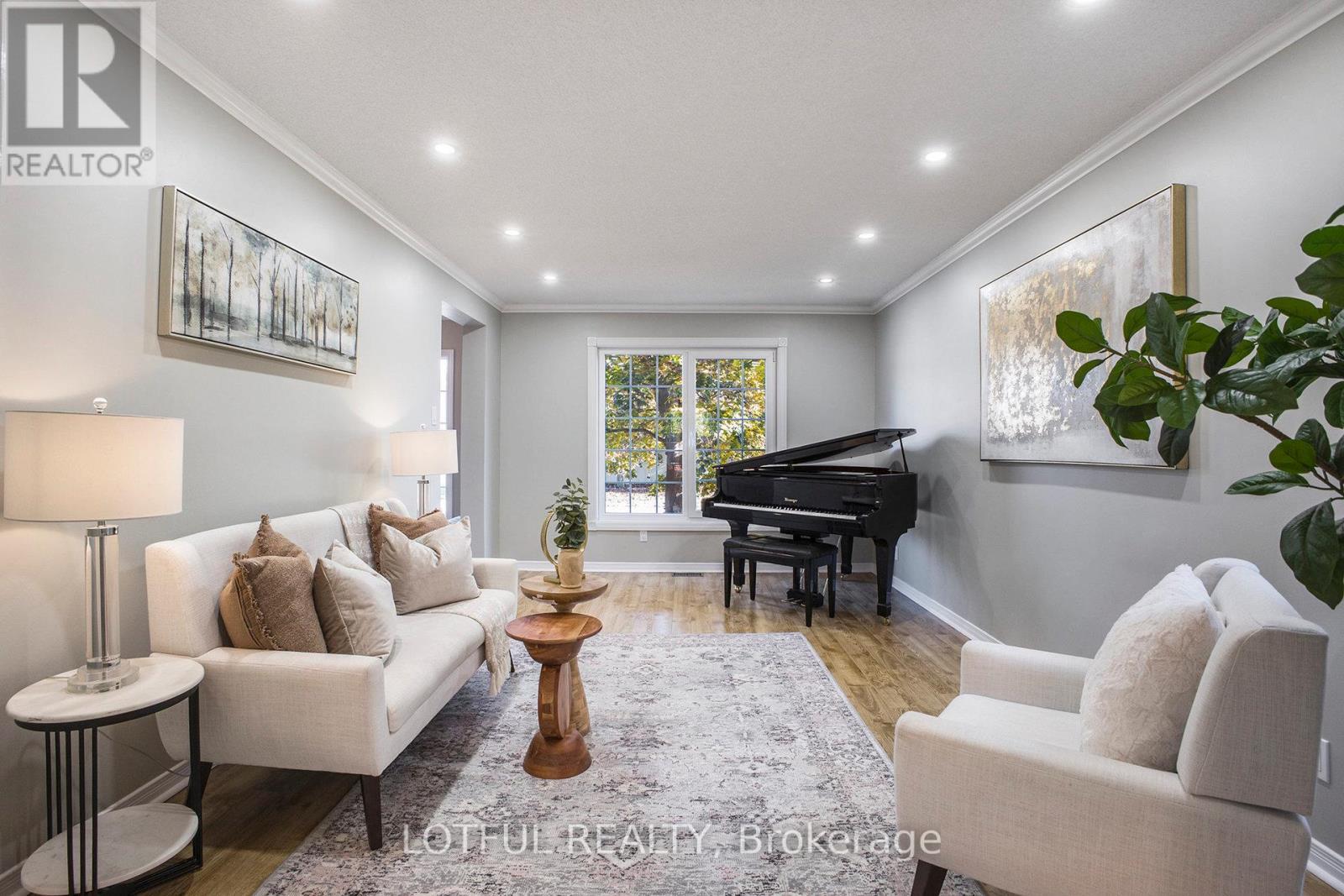 4 Spindle Way, Ottawa, ON - Indoor Photo Showing Living Room