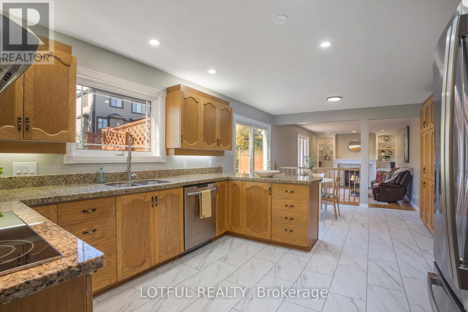 4 Spindle Way, Ottawa, ON - Indoor Photo Showing Kitchen With Double Sink