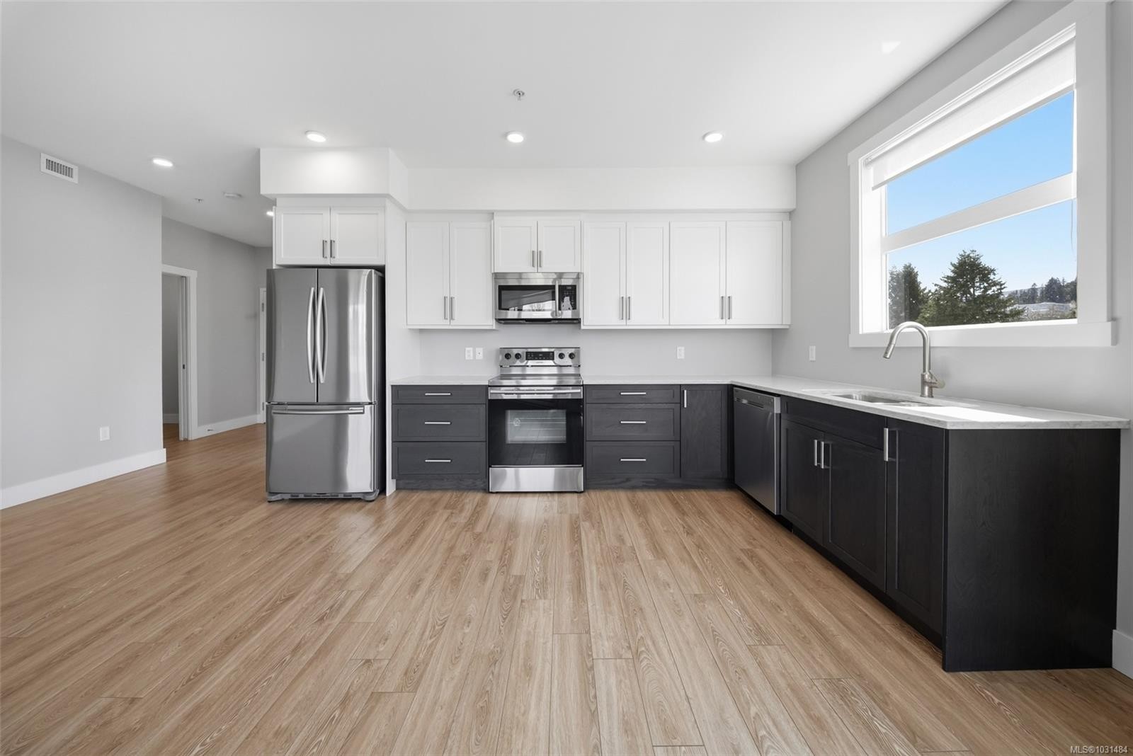205-525 Third St, Nanaimo, BC - Indoor Photo Showing Kitchen With Upgraded Kitchen