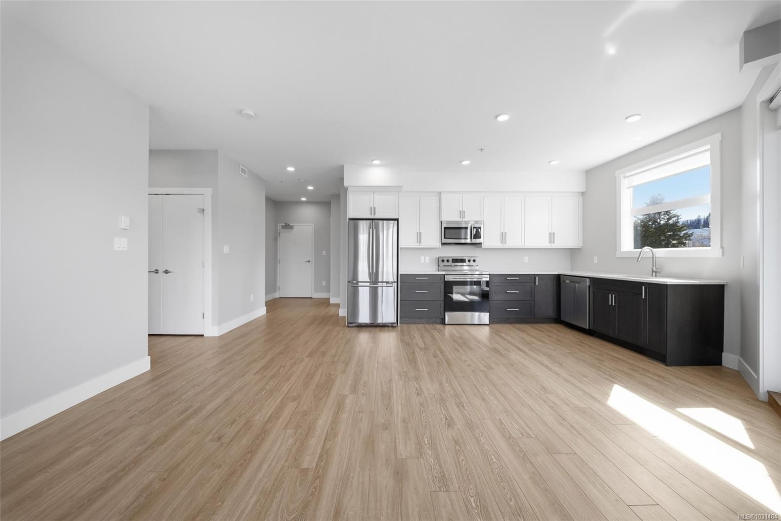 205-525 Third St, Nanaimo, BC - Indoor Photo Showing Kitchen