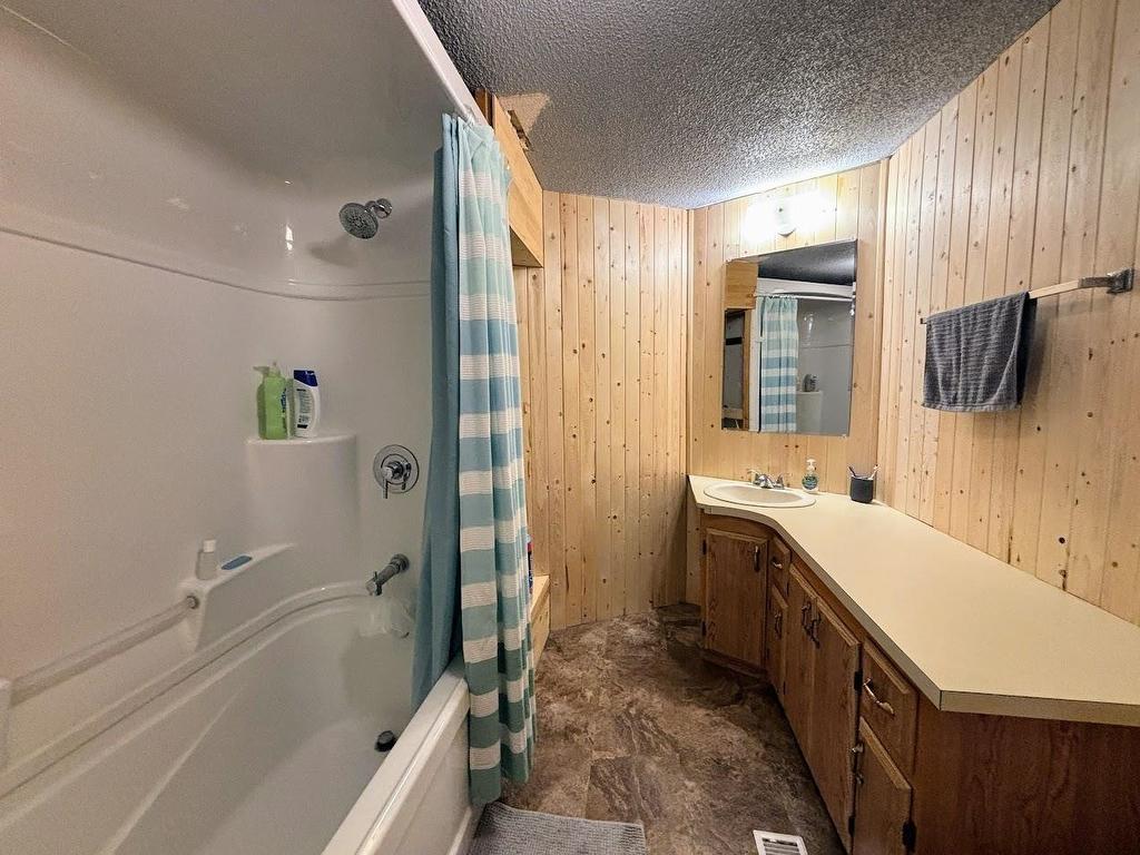 31 Coveney Street, Marathon, ON - Indoor Photo Showing Bathroom