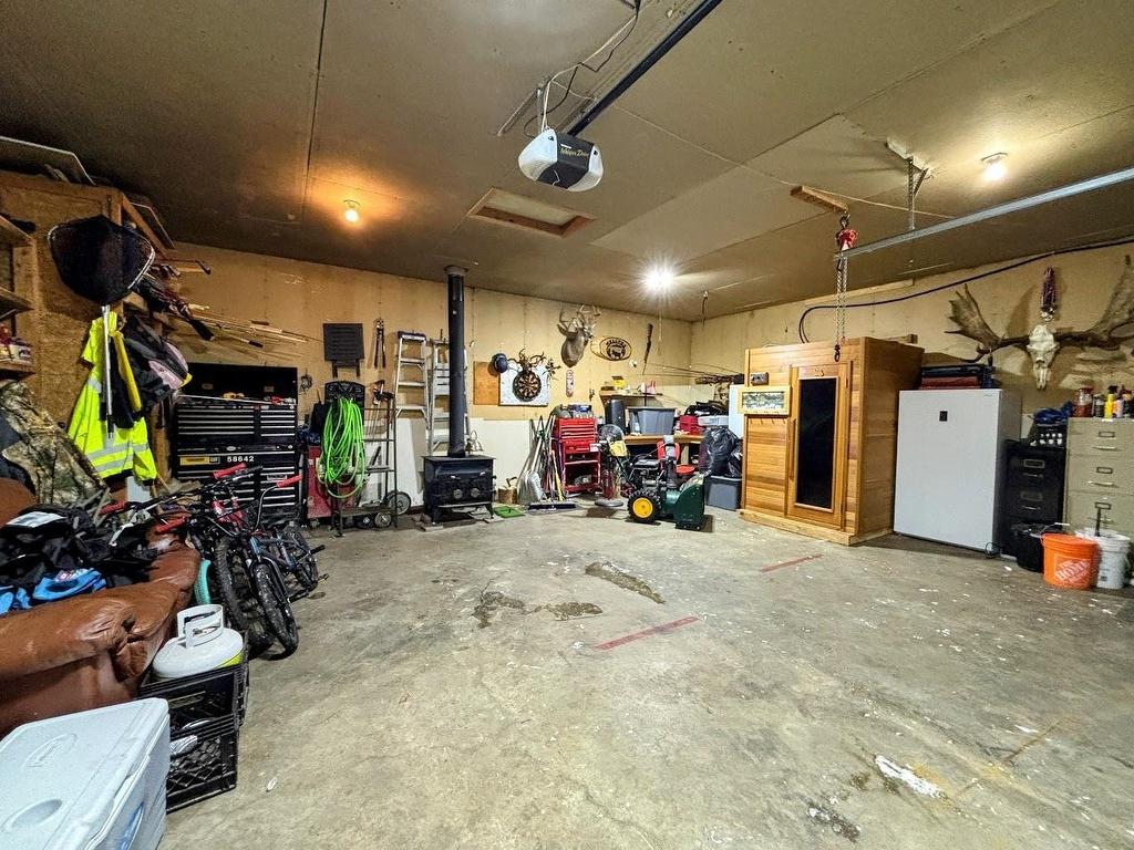 31 Coveney Street, Marathon, ON - Indoor Photo Showing Garage