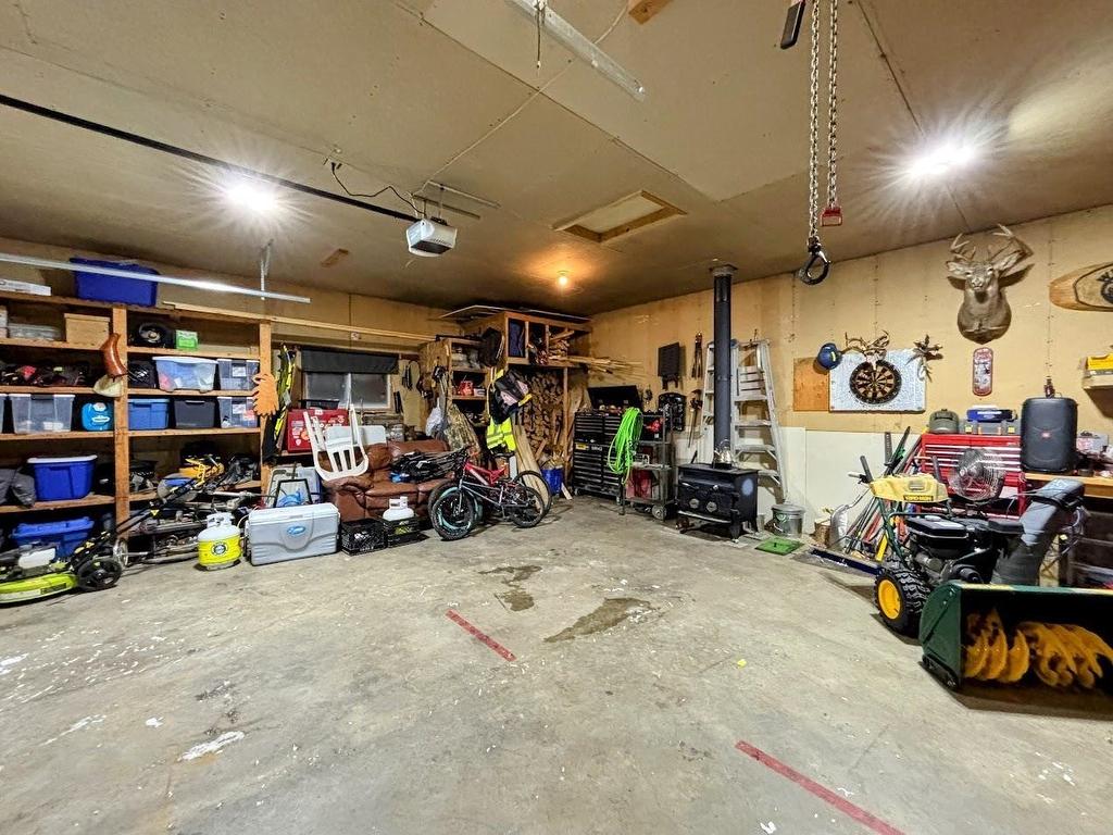 31 Coveney Street, Marathon, ON - Indoor Photo Showing Garage