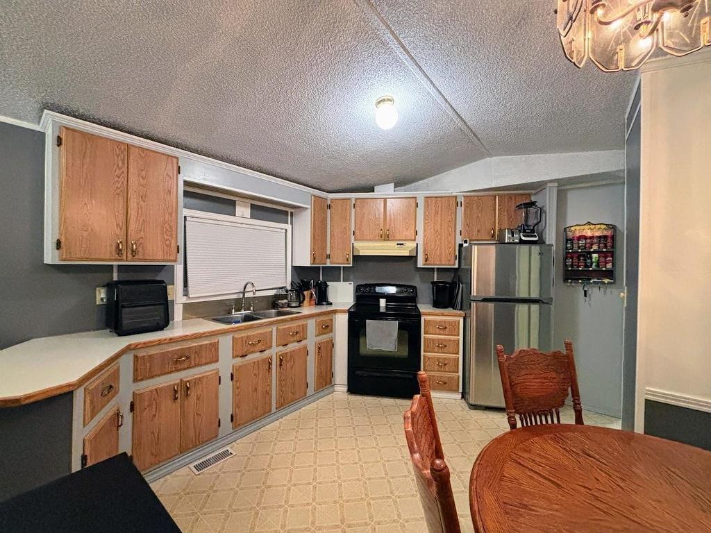 31 Coveney Street, Marathon, ON - Indoor Photo Showing Kitchen With Double Sink