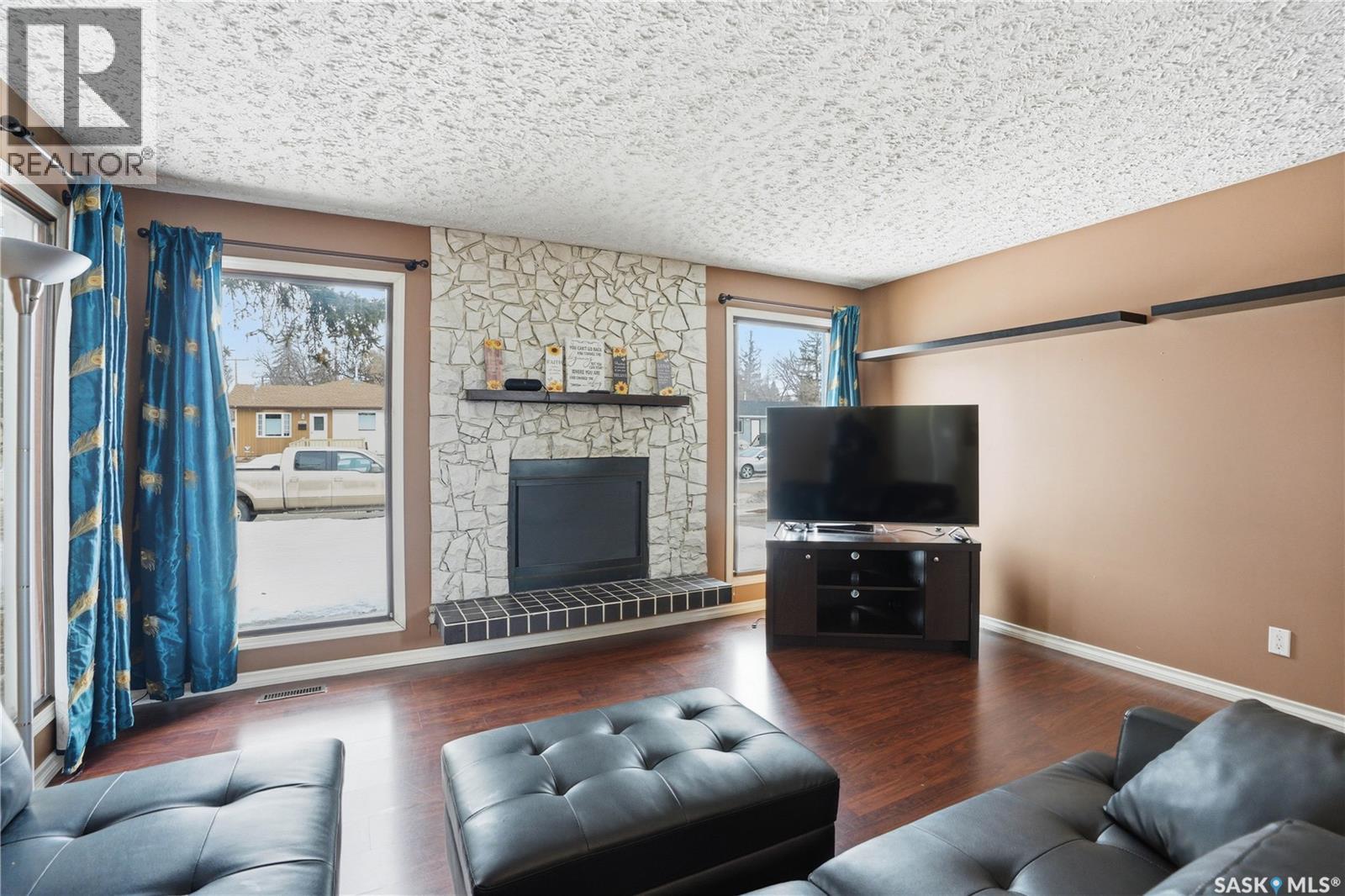 101 Fitzgerald Street, Saskatoon, SK - Indoor Photo Showing Living Room With Fireplace