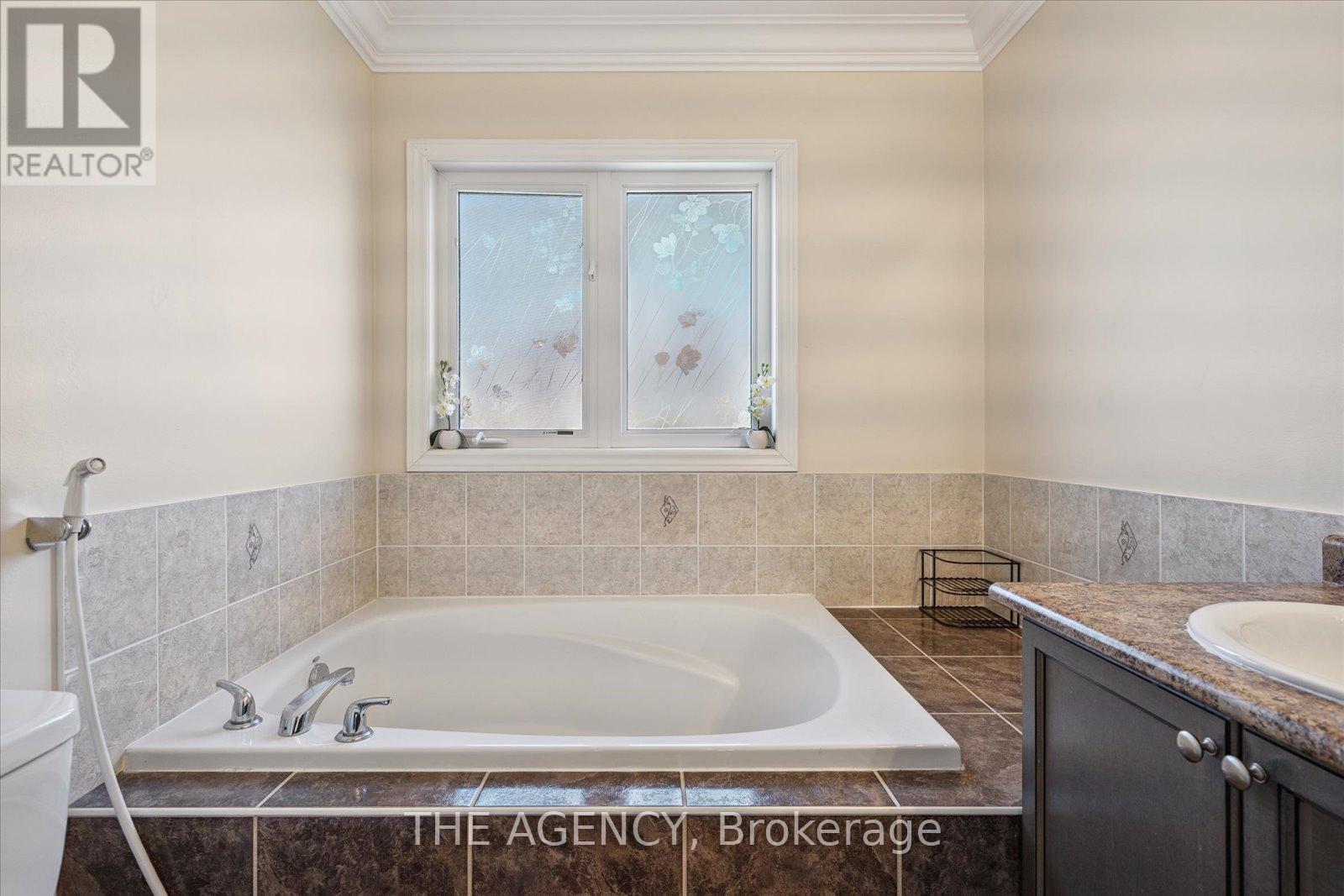 32 Timna Crescent, Vaughan, ON - Indoor Photo Showing Bathroom