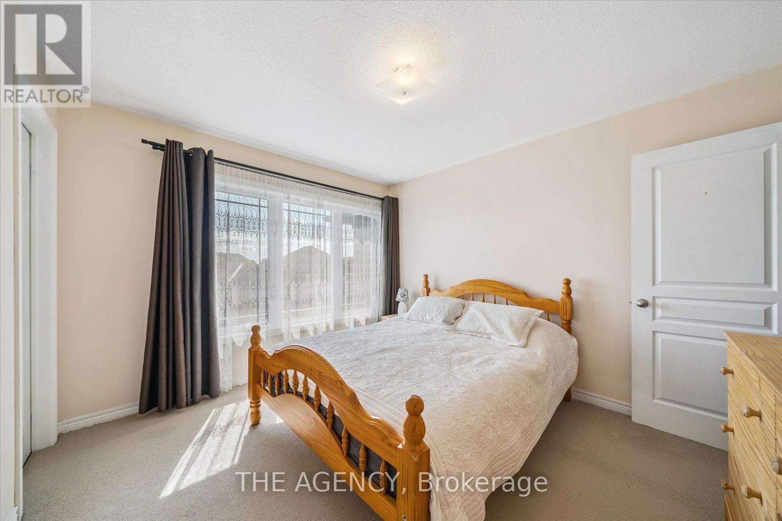32 Timna Crescent, Vaughan, ON - Indoor Photo Showing Bedroom