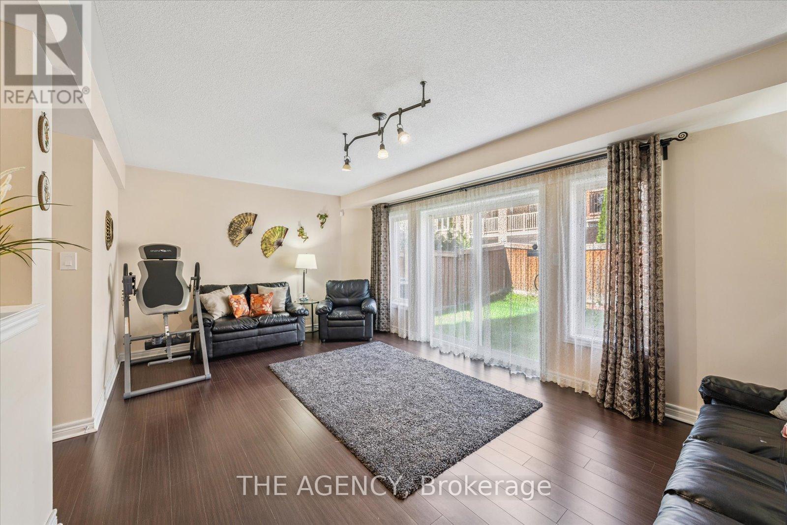 32 Timna Crescent, Vaughan, ON - Indoor Photo Showing Living Room