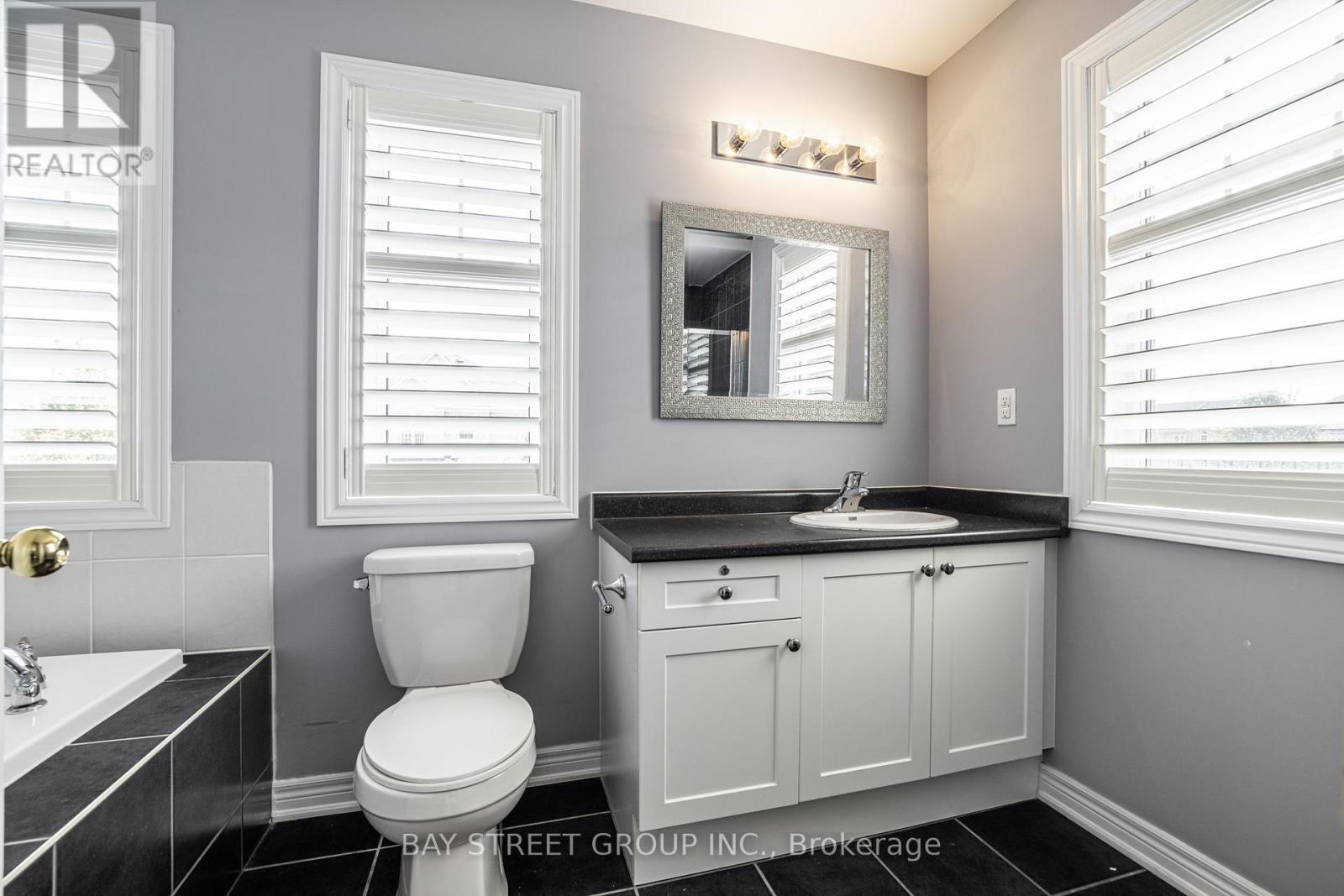 4 Courtland Crescent, East Gwillimbury, ON - Indoor Photo Showing Bathroom