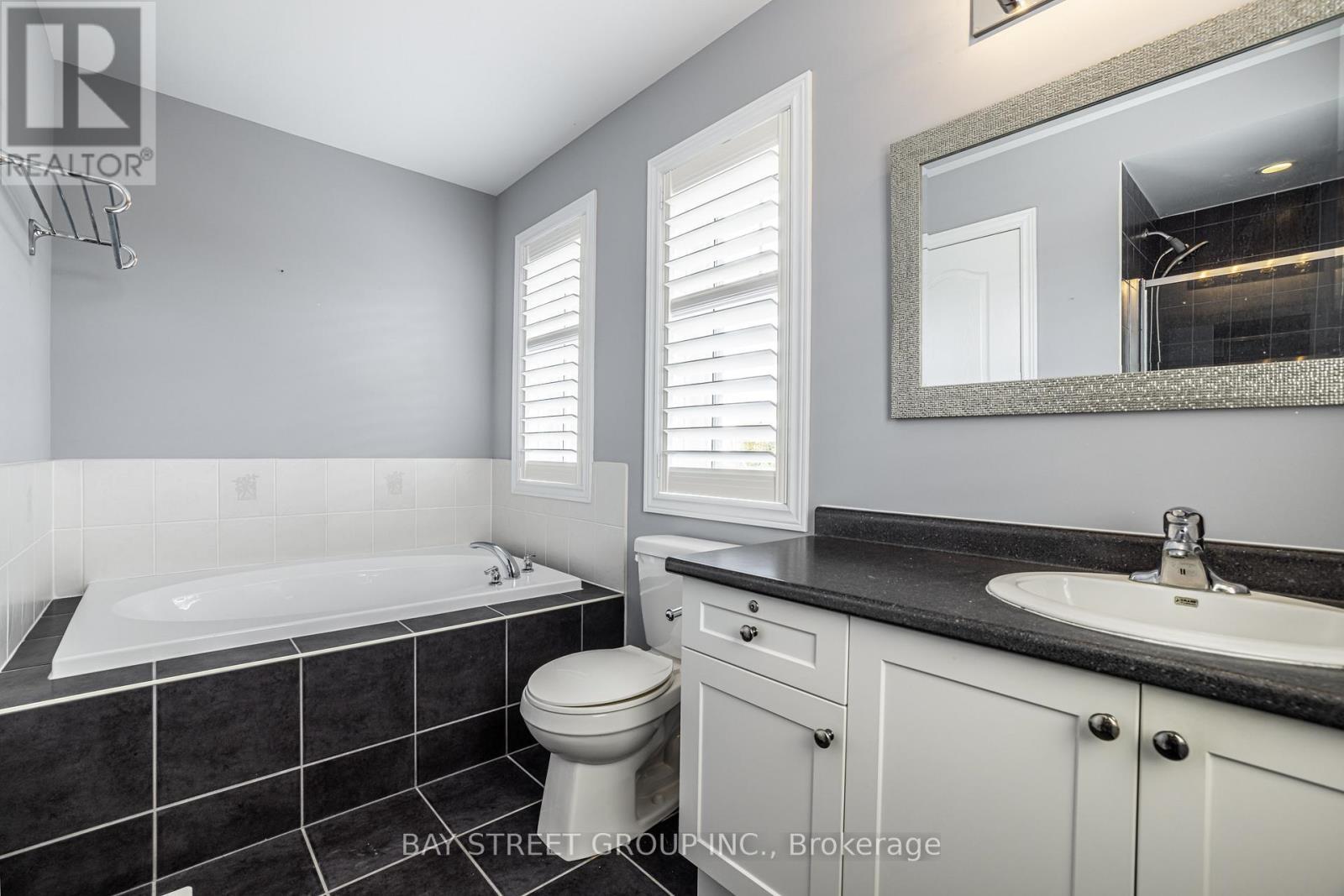 4 Courtland Crescent, East Gwillimbury, ON - Indoor Photo Showing Bathroom