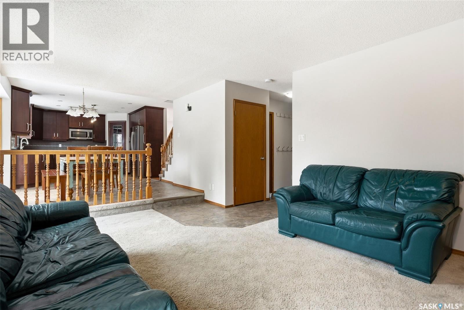 3242 Barton Place E, Regina, SK - Indoor Photo Showing Living Room