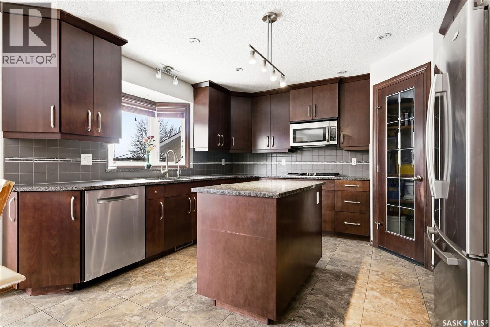 3242 Barton Place E, Regina, SK - Indoor Photo Showing Kitchen With Upgraded Kitchen