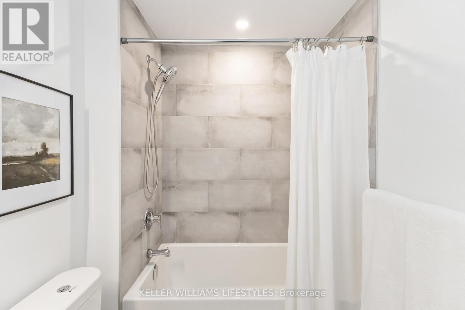 A110 - 2062 Lumen Drive, London South (South A), ON - Indoor Photo Showing Bathroom