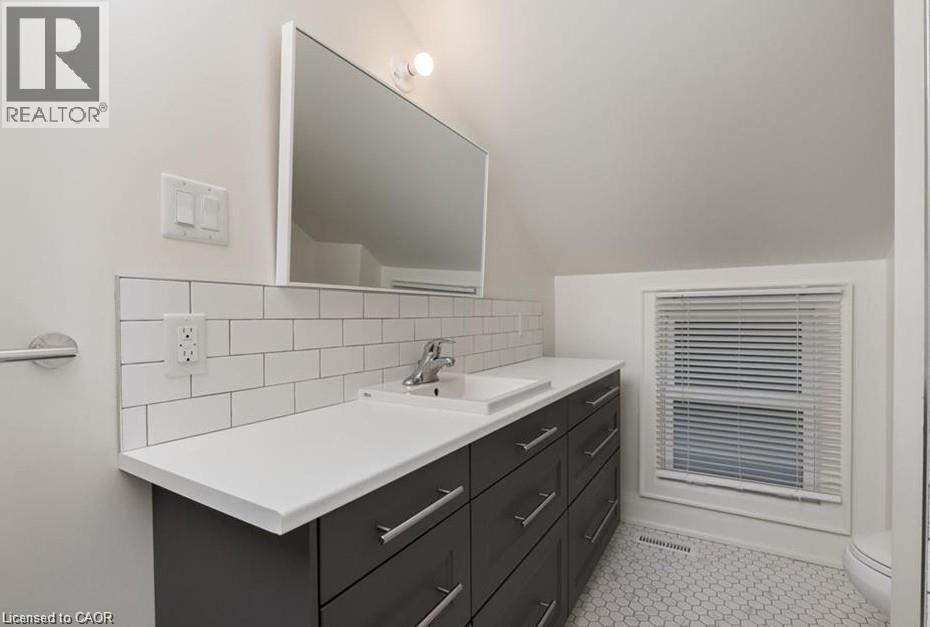 14 Young Street W, Waterloo, ON - Indoor Photo Showing Bathroom