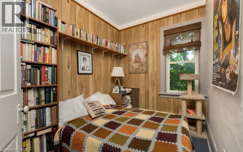14 Young Street W, Waterloo, ON - Indoor Photo Showing Bedroom