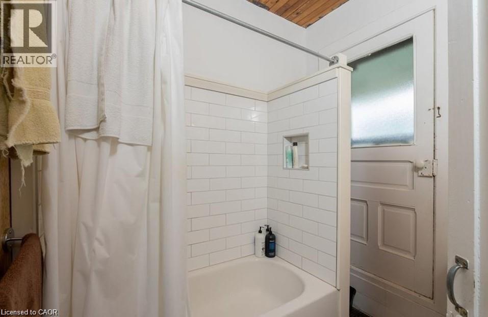 14 Young Street W, Waterloo, ON - Indoor Photo Showing Bathroom