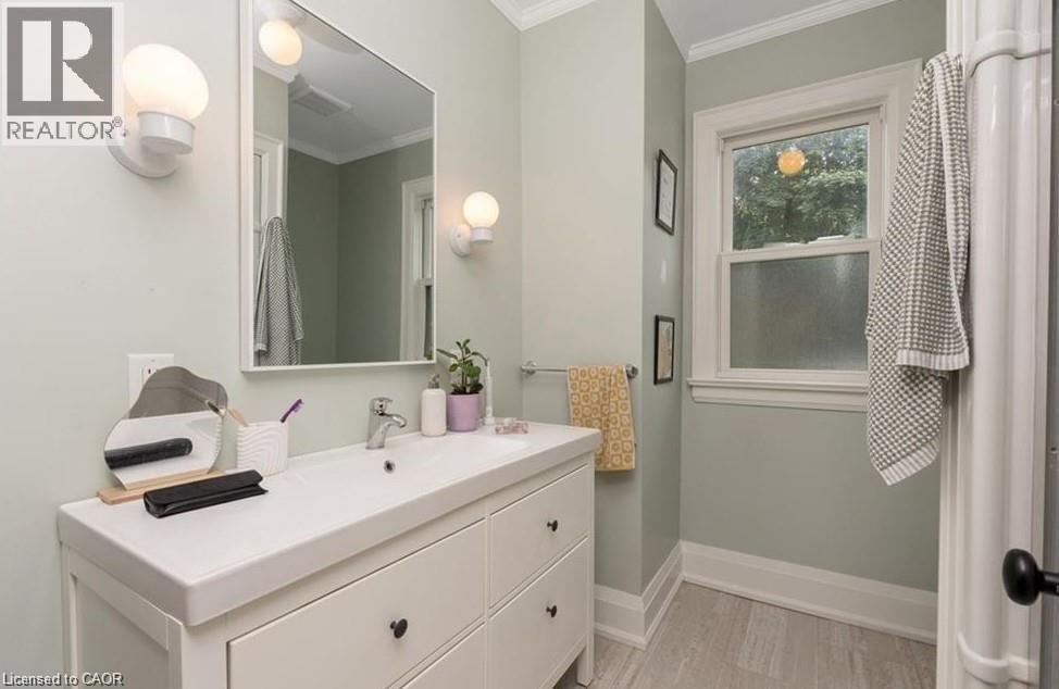 14 Young Street W, Waterloo, ON - Indoor Photo Showing Bathroom