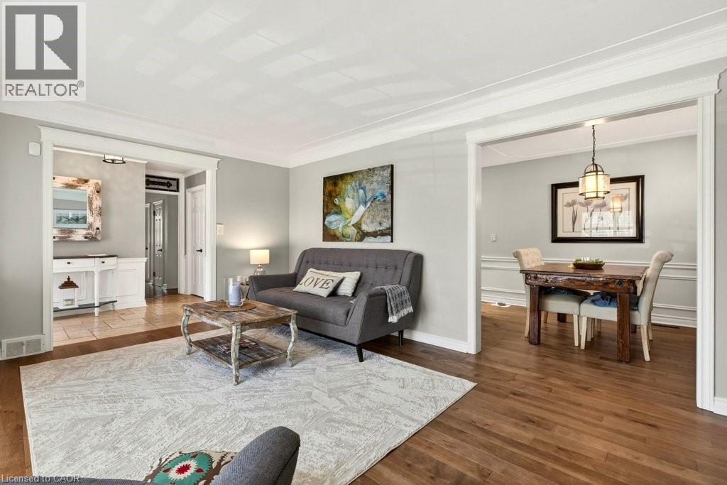 2119 Paisley Avenue, Burlington, ON - Indoor Photo Showing Living Room
