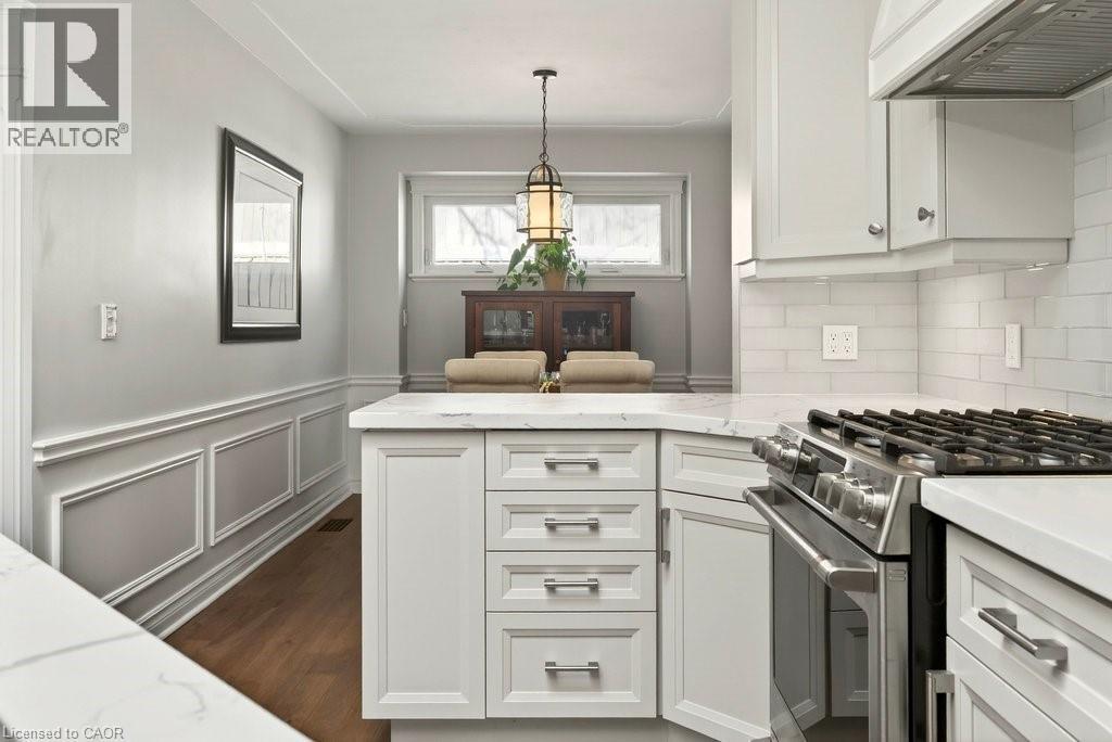 2119 Paisley Avenue, Burlington, ON - Indoor Photo Showing Kitchen With Upgraded Kitchen