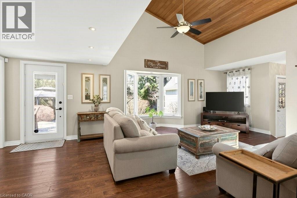 2119 Paisley Avenue, Burlington, ON - Indoor Photo Showing Living Room