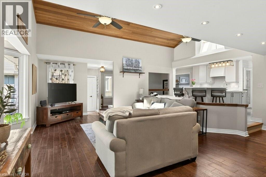2119 Paisley Avenue, Burlington, ON - Indoor Photo Showing Living Room