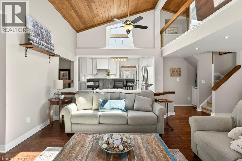 2119 Paisley Avenue, Burlington, ON - Indoor Photo Showing Living Room