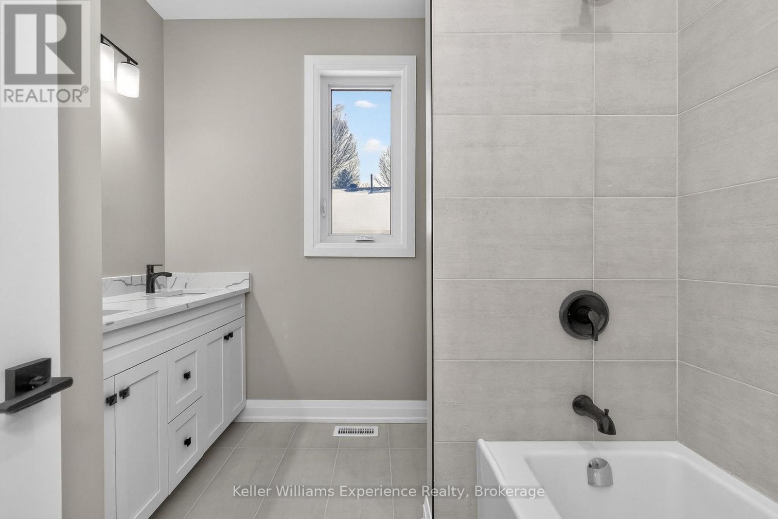 62 Rue Vanier, Tiny, ON - Indoor Photo Showing Bathroom