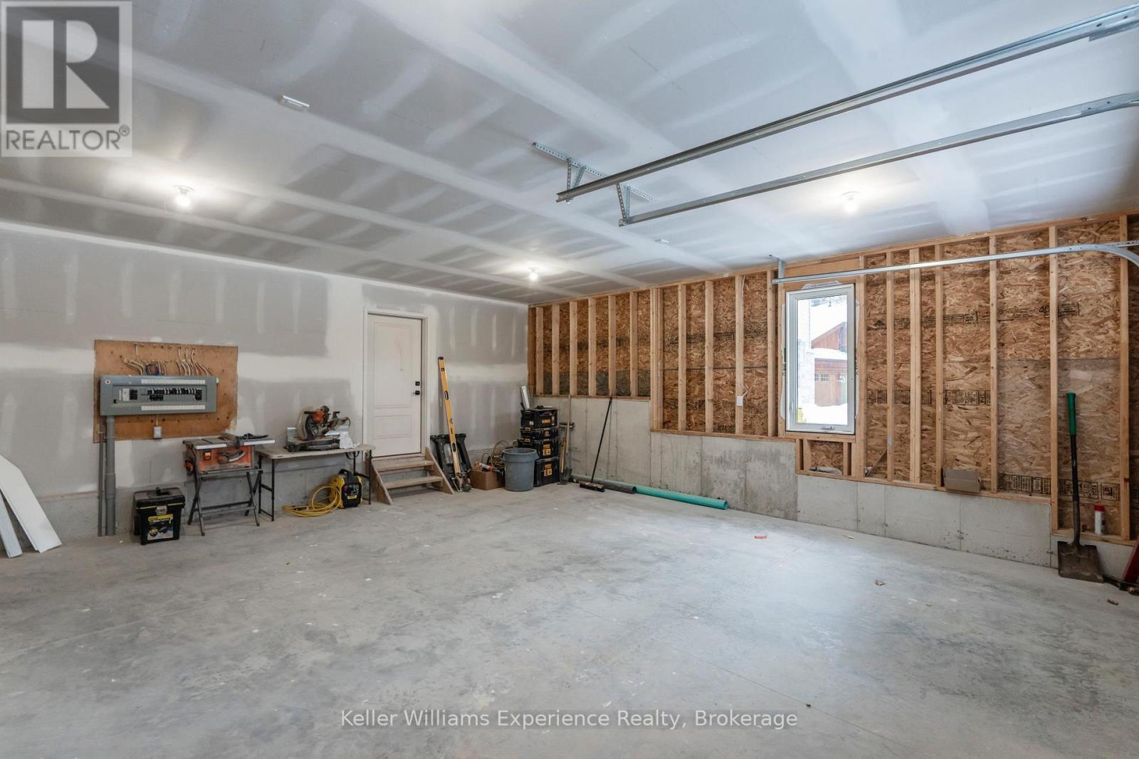 62 Rue Vanier, Tiny, ON - Indoor Photo Showing Garage