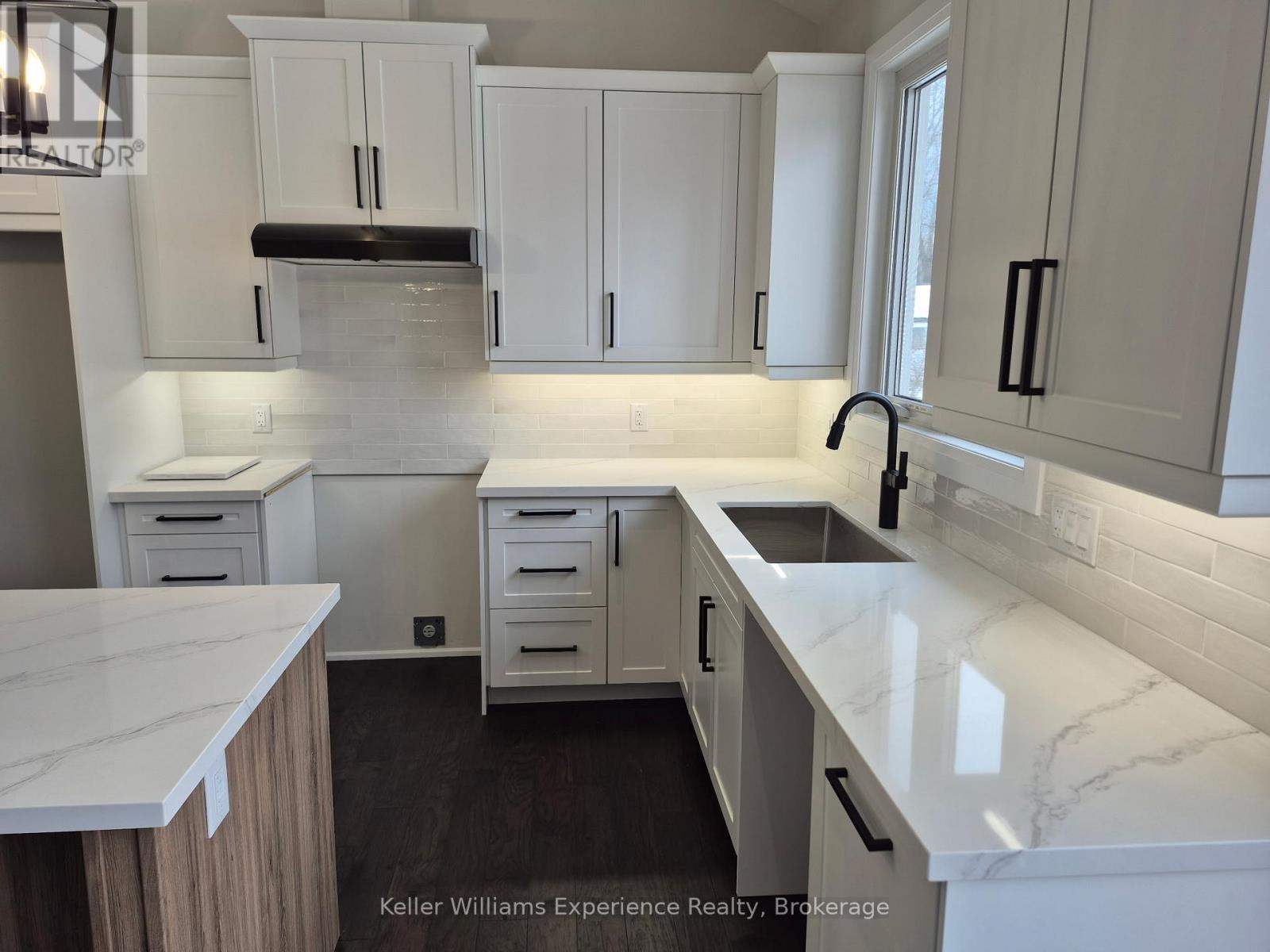 62 Rue Vanier, Tiny, ON - Indoor Photo Showing Kitchen With Upgraded Kitchen