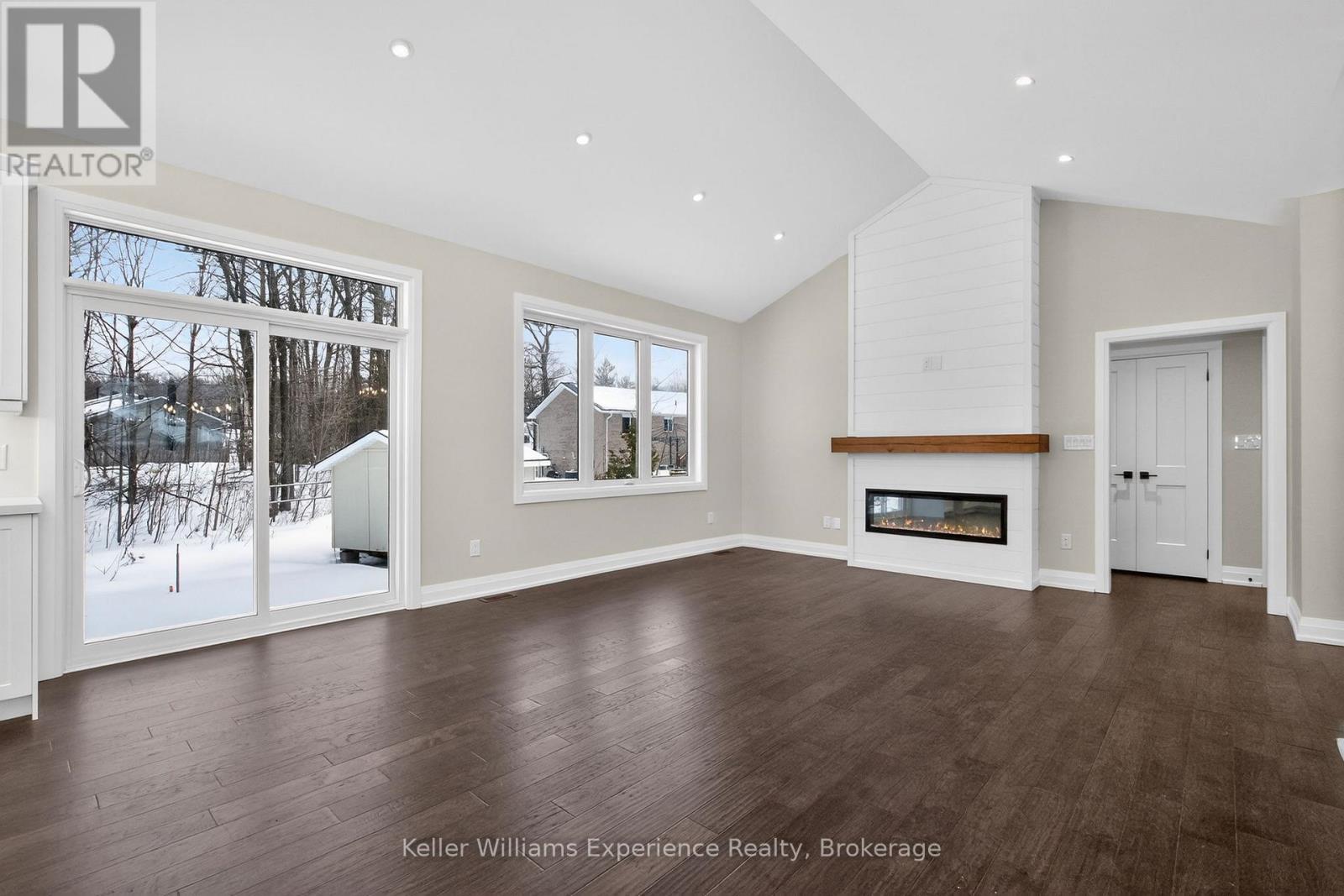 62 Rue Vanier, Tiny, ON - Indoor Photo Showing Living Room With Fireplace