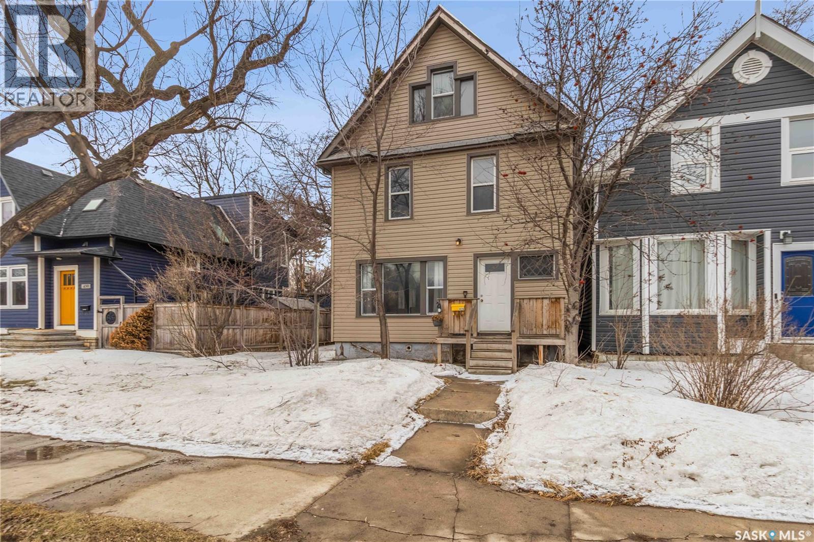 426 8Th Street E, Saskatoon, SK - Outdoor With Facade