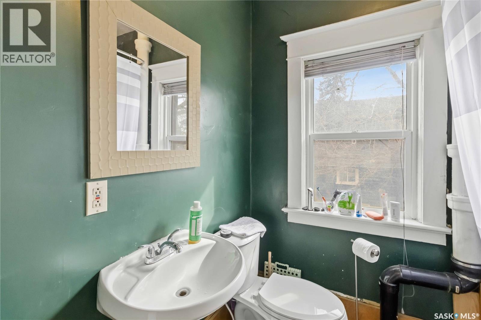 426 8Th Street E, Saskatoon, SK - Indoor Photo Showing Bathroom