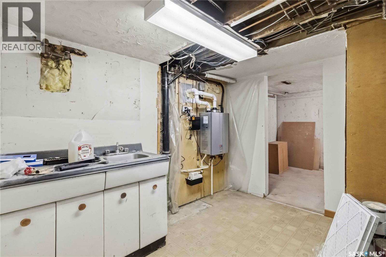 426 8Th Street E, Saskatoon, SK - Indoor Photo Showing Basement