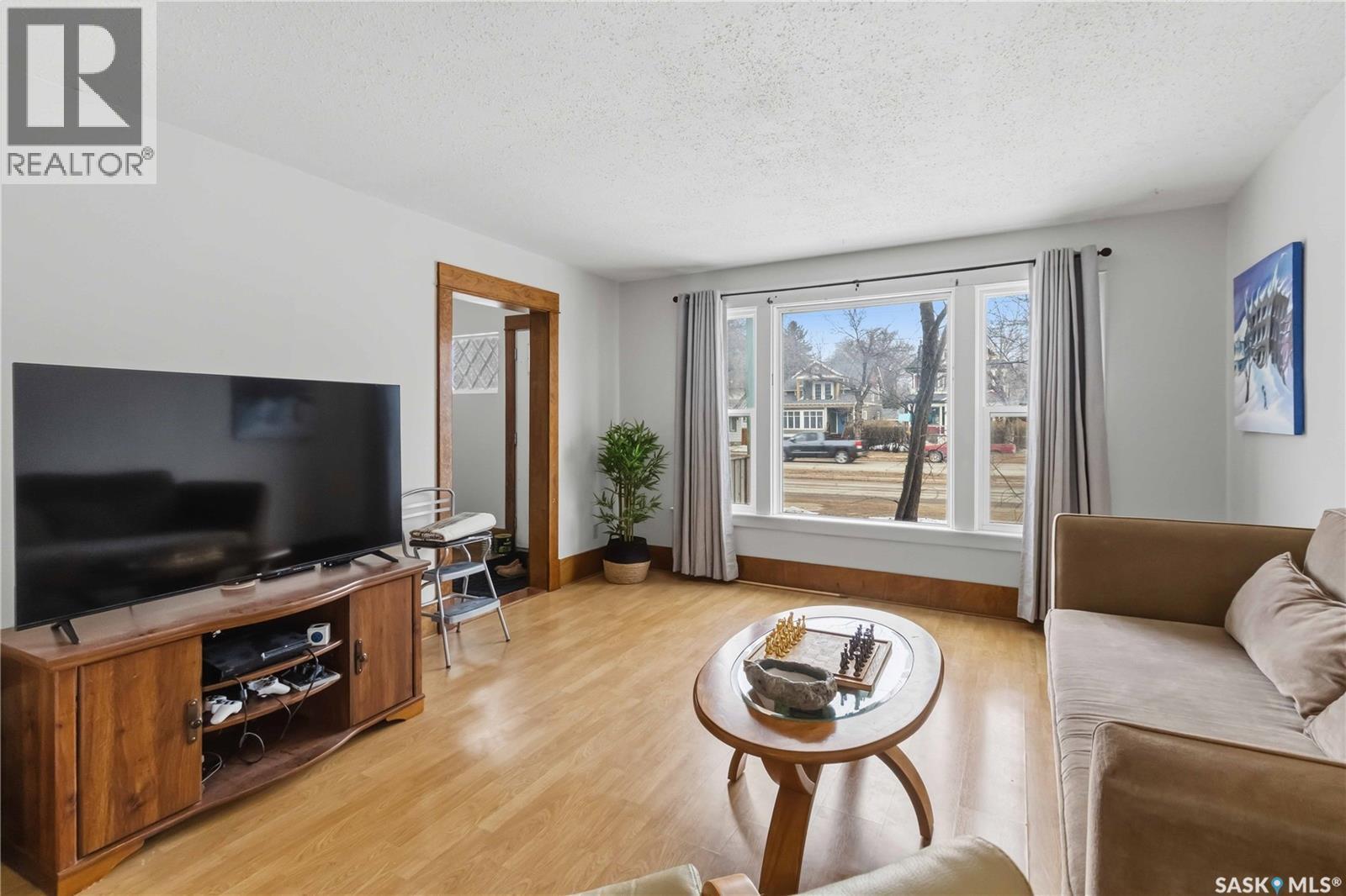 426 8Th Street E, Saskatoon, SK - Indoor Photo Showing Living Room
