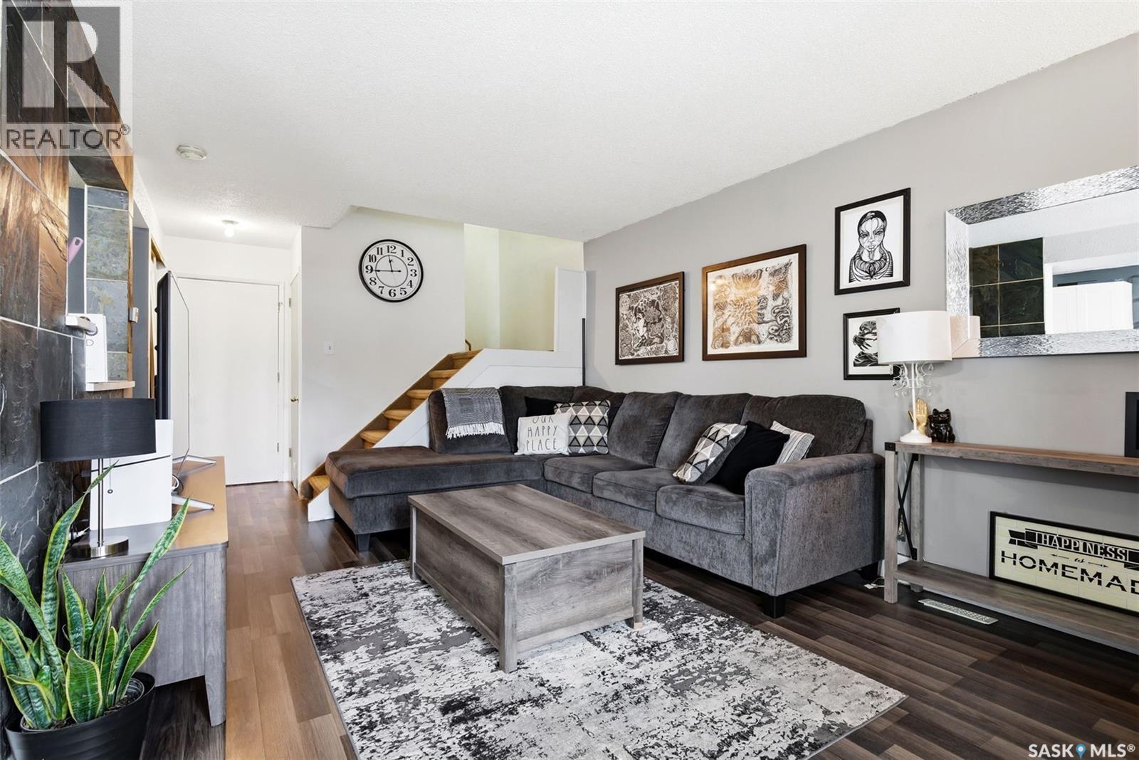 N 4212 Castle Road, Regina, SK - Indoor Photo Showing Living Room