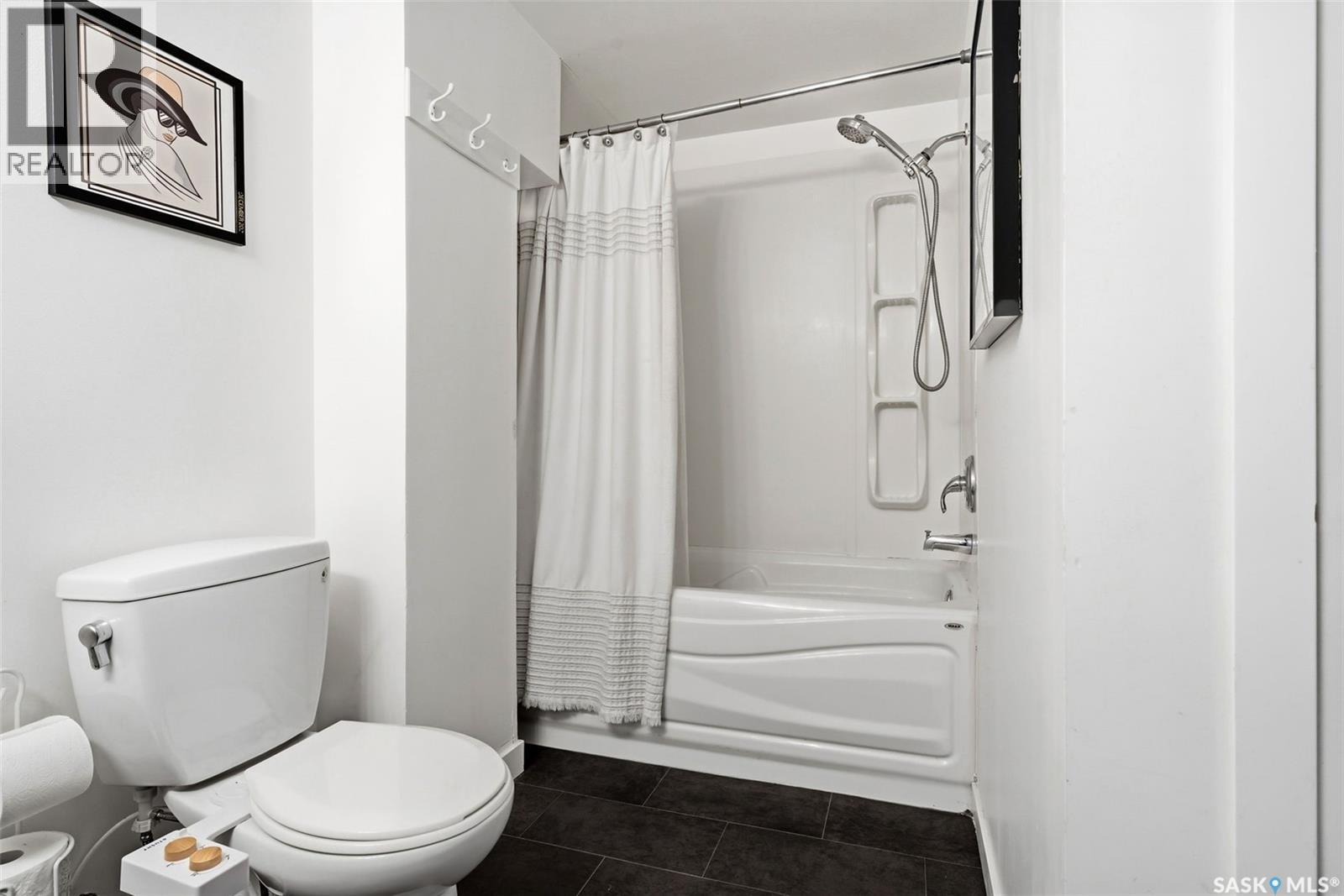 N 4212 Castle Road, Regina, SK - Indoor Photo Showing Bathroom