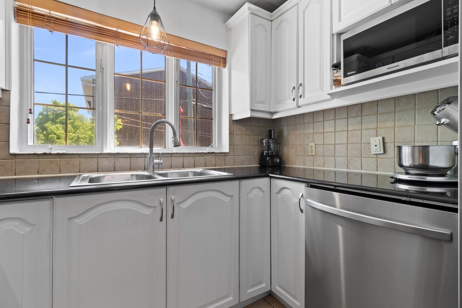 Kitchen - 6790 Rue St-Zotique E., Montréal (Mercier/Hochelaga-Maisonneuve), QC - Indoor Photo Showing Kitchen With Double Sink